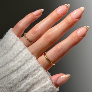 Glamnetic Holiday Press-On Nails, Short Almond Cat-Eye, Silver Stockings(Cindy Lou)