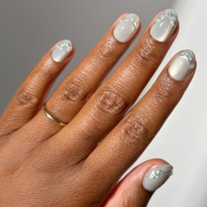 Glamnetic Holiday Press-On Nails, Short Almond Cat-Eye, Silver Stockings(Fine Silver)